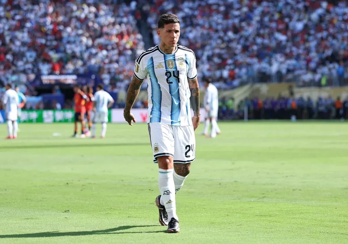 Futbolchi maydonda Argentina formasida yurmoqda Futbolchi maydonda Argentina formasida yurmoqda