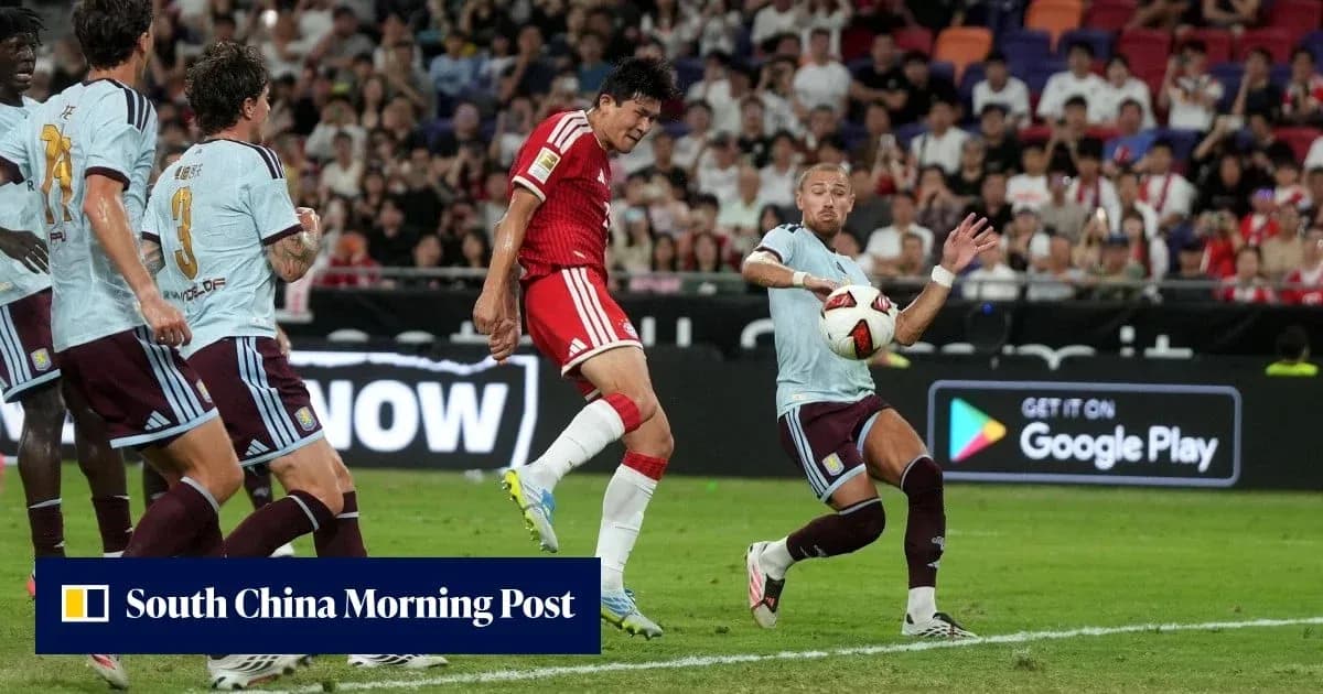 O'yin davomida to'pni ushlayotgan futbolchilar O'yin davomida to'pni ushlayotgan futbolchilar