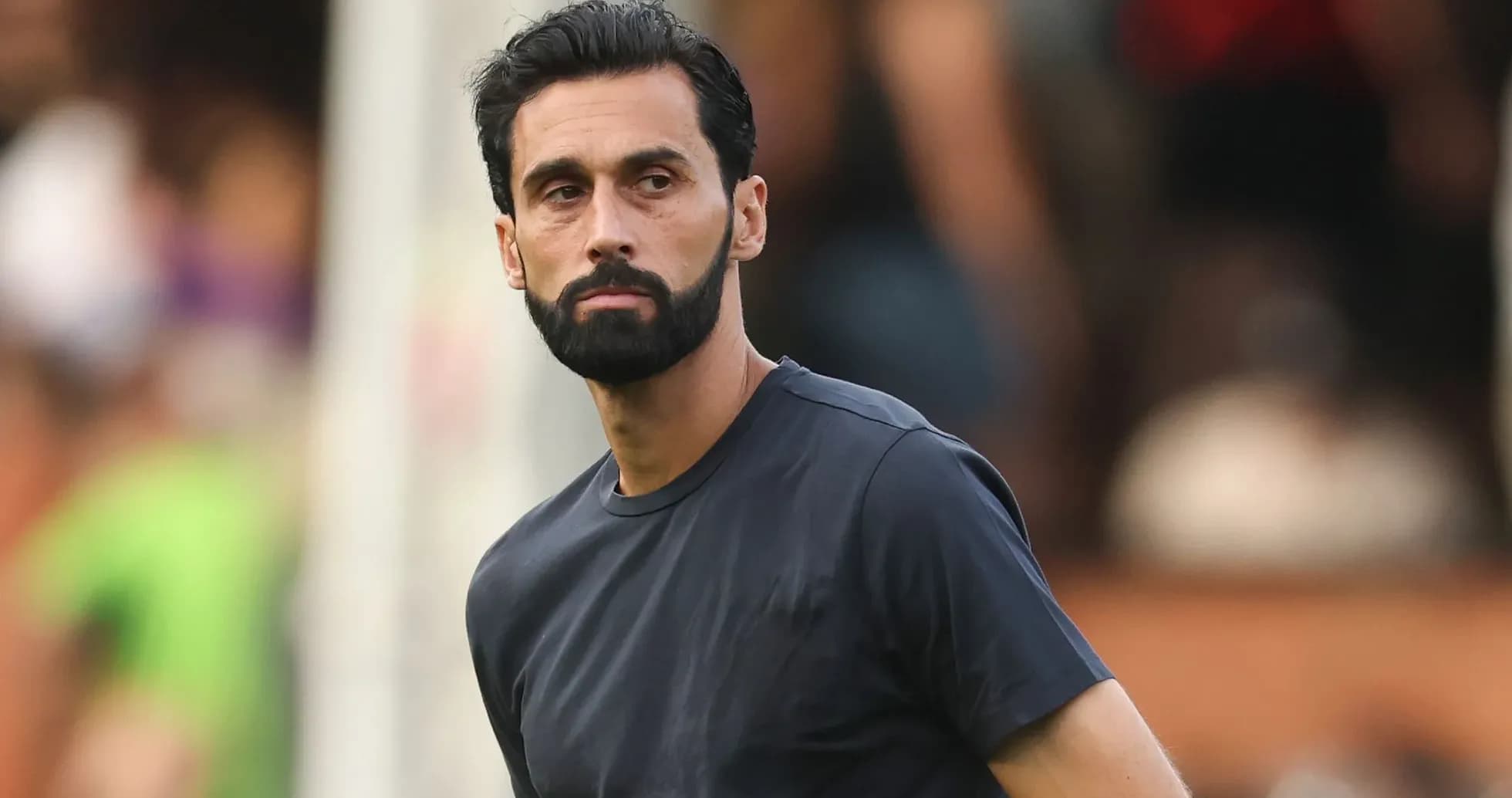 Futbolchi maydonda o'yin oldidan tayyorgarlik ko'rmoqda Futbolchi maydonda o'yin oldidan tayyorgarlik ko'rmoqda