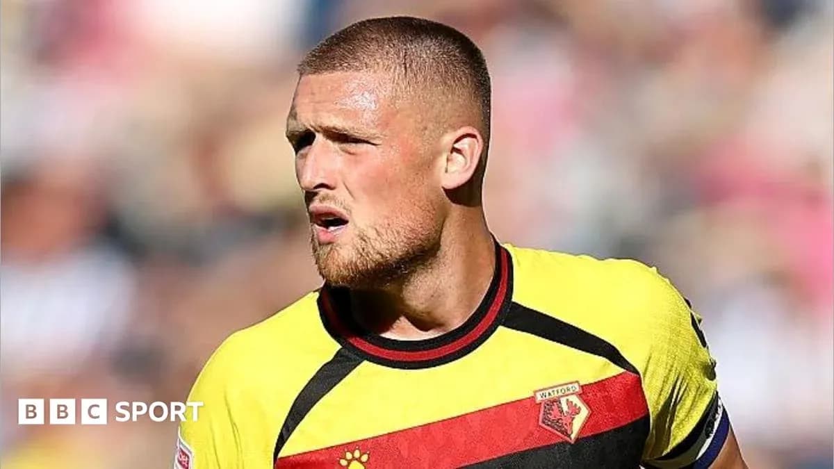 Futbolchi Watford formasida maydonda harakatlanmoqda Futbolchi Watford formasida maydonda harakatlanmoqda