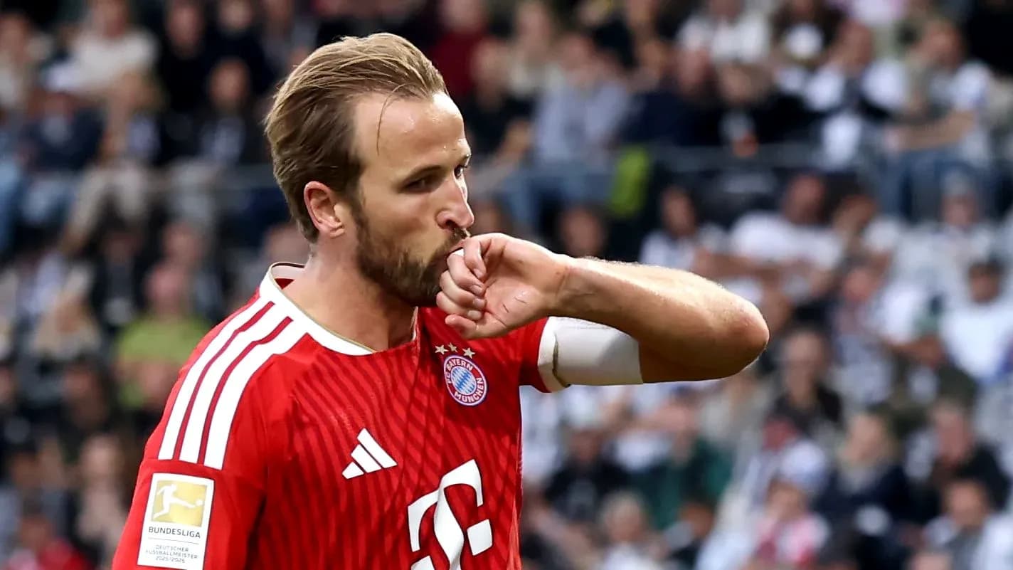 Futbolchi Bayern Munich formasida, qo'lini o'pidan boshqaradi Futbolchi Bayern Munich formasida, qo'lini o'pidan boshqaradi