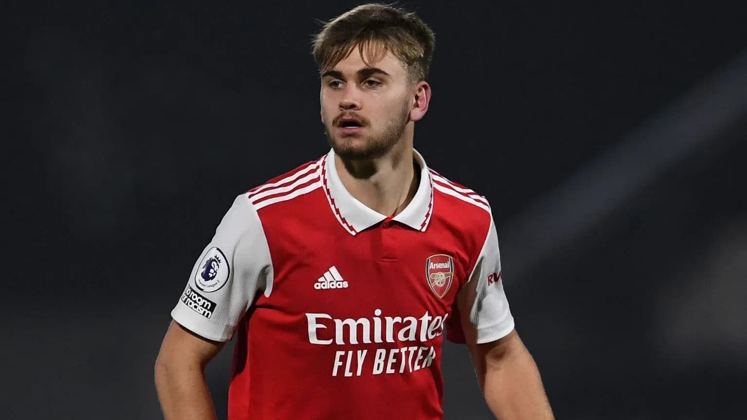 O'yinchi Arsenal formasida maydonda harakatlanmoqda O'yinchi Arsenal formasida maydonda harakatlanmoqda
