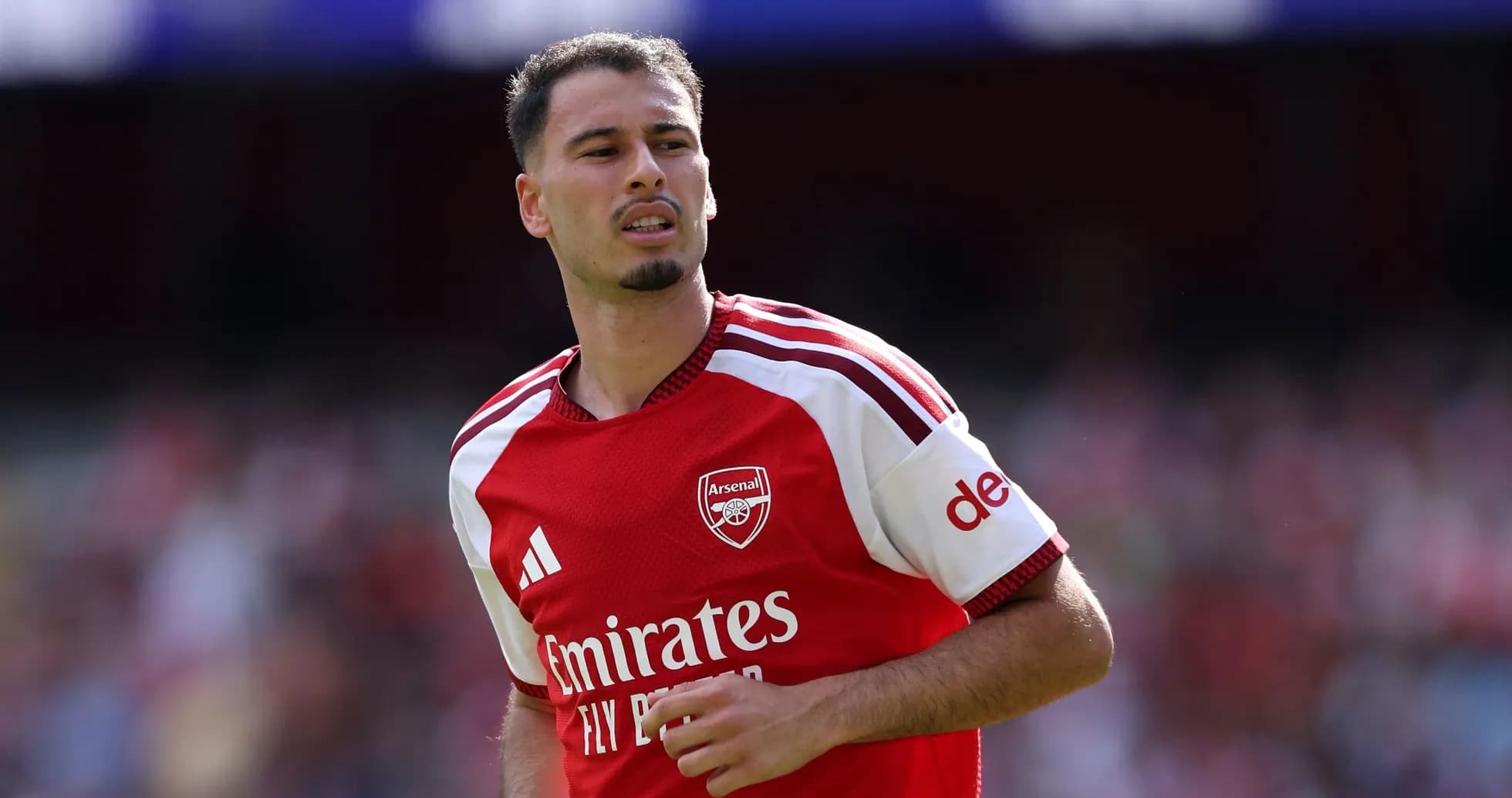 Futbolchi Arsenal formasida maydonda yurmoqda Futbolchi Arsenal formasida maydonda yurmoqda