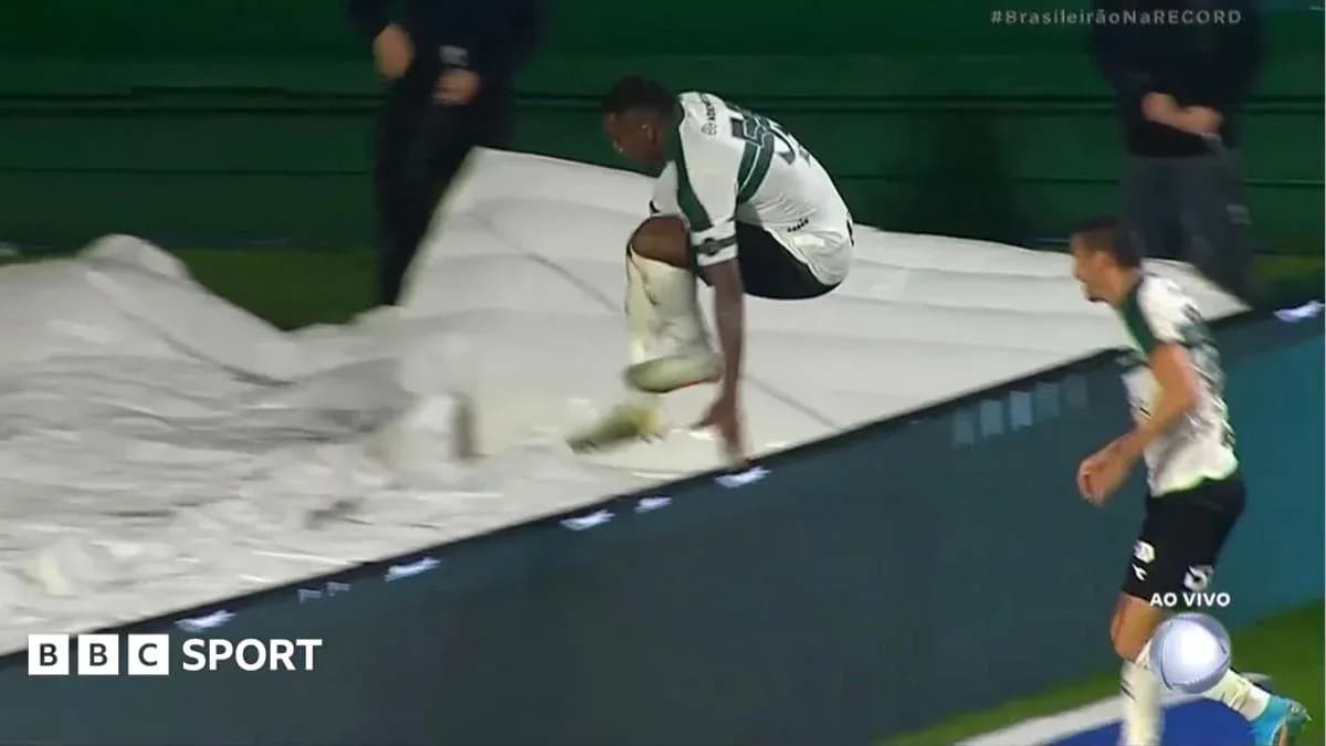 Futbolchi maydonidan chiqayotgan o'yinchi Futbolchi maydonidan chiqayotgan o'yinchi