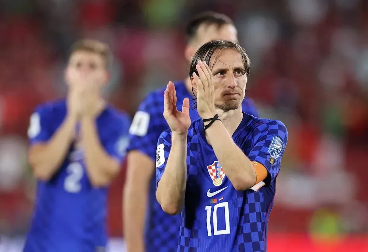 Futbolchi Luka Modrich muxlislarni qo'l silkitmoqda Futbolchi Luka Modrich muxlislarni qo'l silkitmoqda