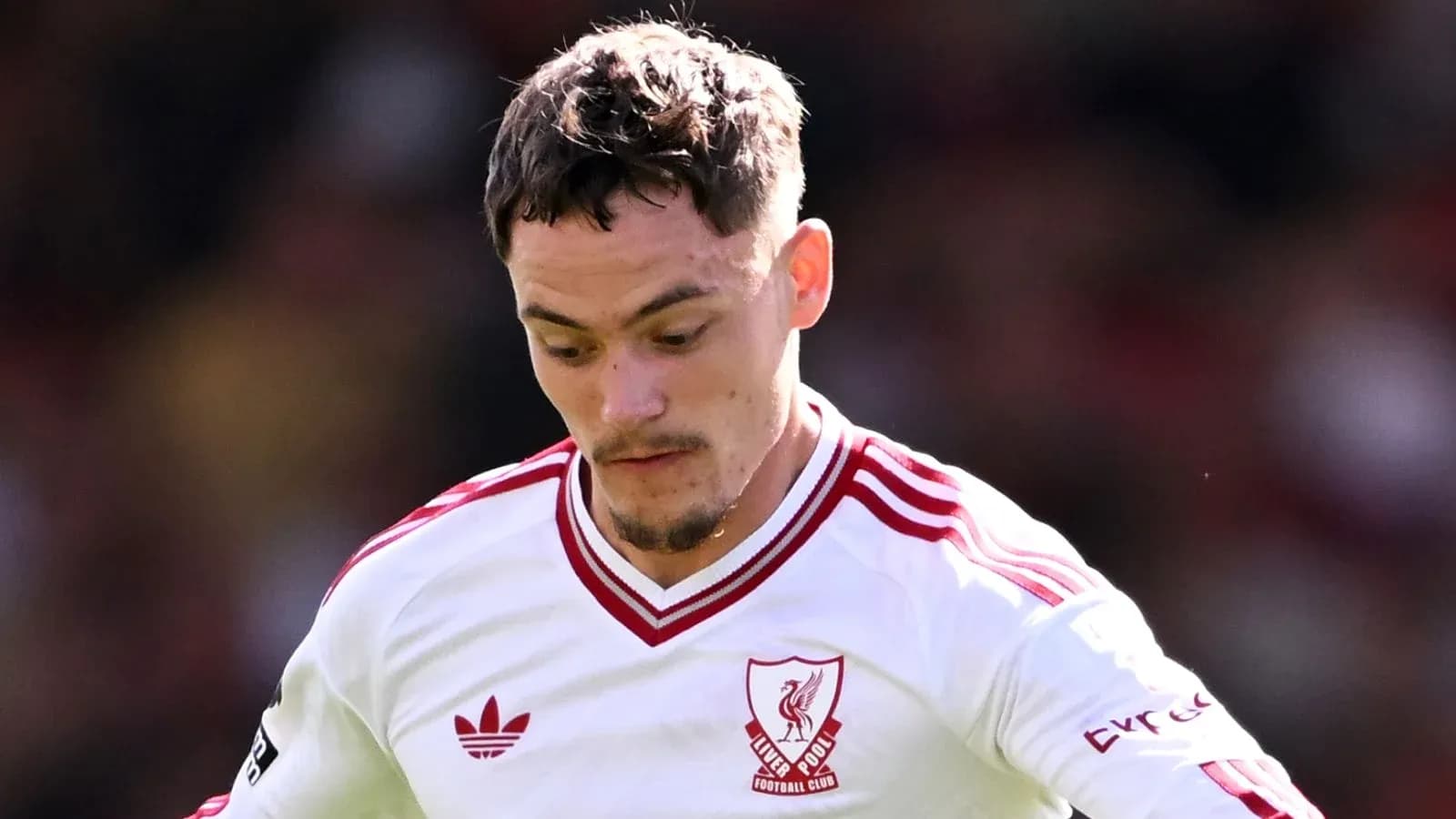 Futbolchi Liverpool formasida maydonda harakatda Futbolchi Liverpool formasida maydonda harakatda