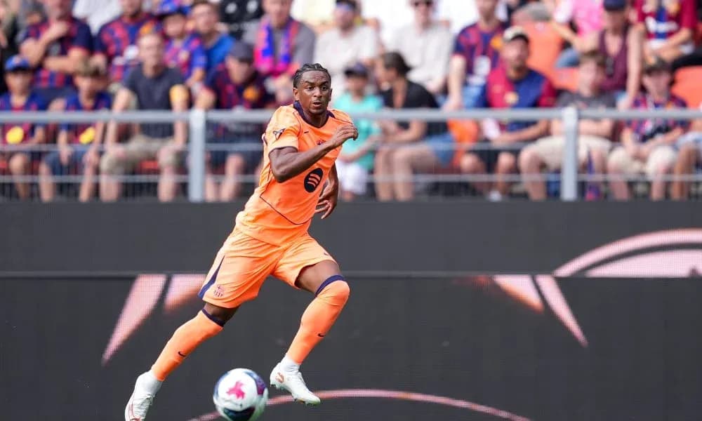 Futbolchi maydonda harakatlanayotgan holatda Futbolchi maydonda harakatlanayotgan holatda