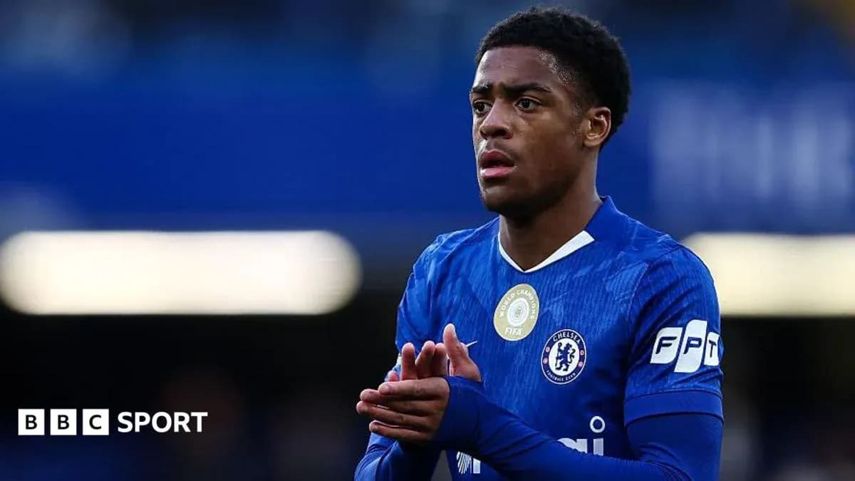 Futbolchi Chelsea formasida, o'yin davomida Futbolchi Chelsea formasida, o'yin davomida