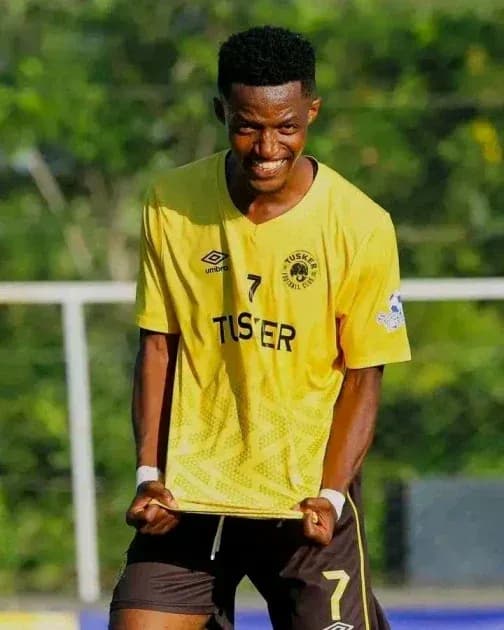 Futbolchi g'alaba qozonganidan keyin xursand Futbolchi g'alaba qozonganidan keyin xursand