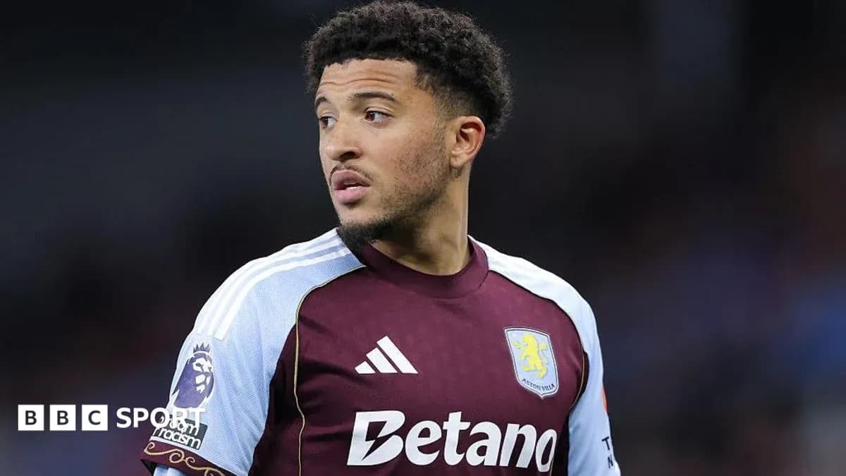 Futbolchi Aston Villa formasida o'yin maydonida Futbolchi Aston Villa formasida o'yin maydonida