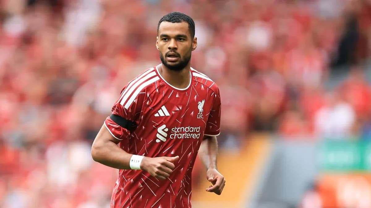 Futbolchi Liverpool formasida maydonda harakatda Futbolchi Liverpool formasida maydonda harakatda