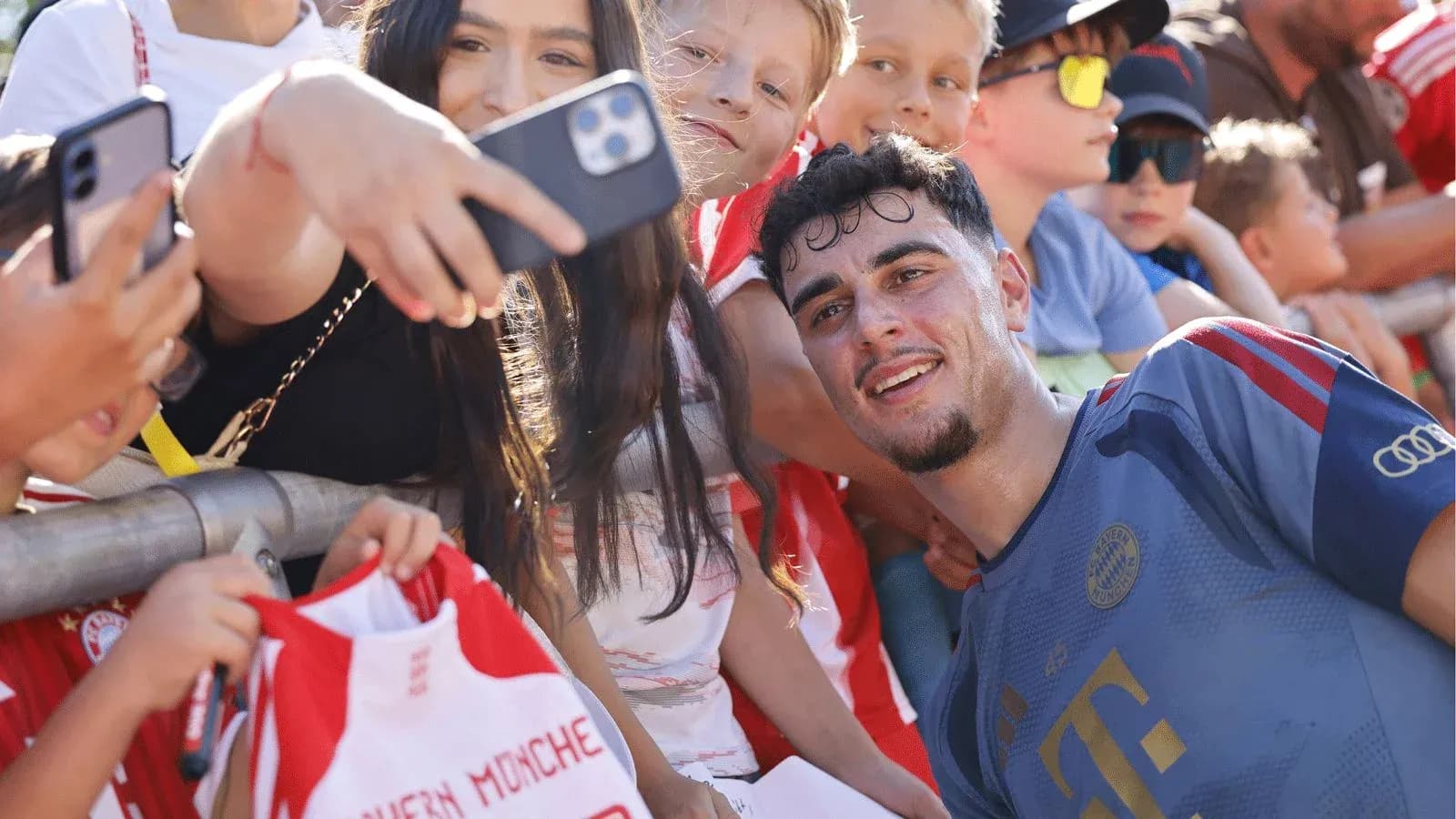 Futbolchi va bolalar selfi olishmoqda Futbolchi va bolalar selfi olishmoqda