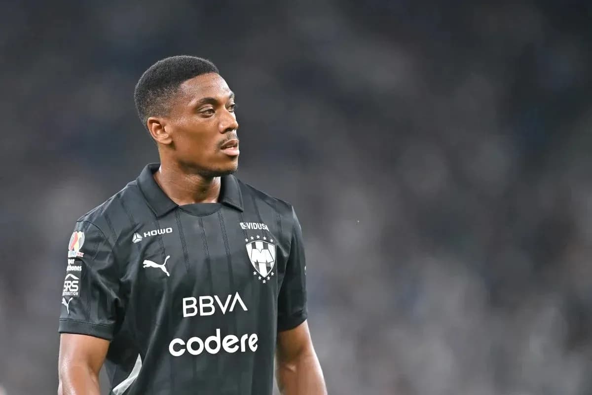 Futbolchi qora formada maydonni kuzatmoqda Futbolchi qora formada maydonni kuzatmoqda