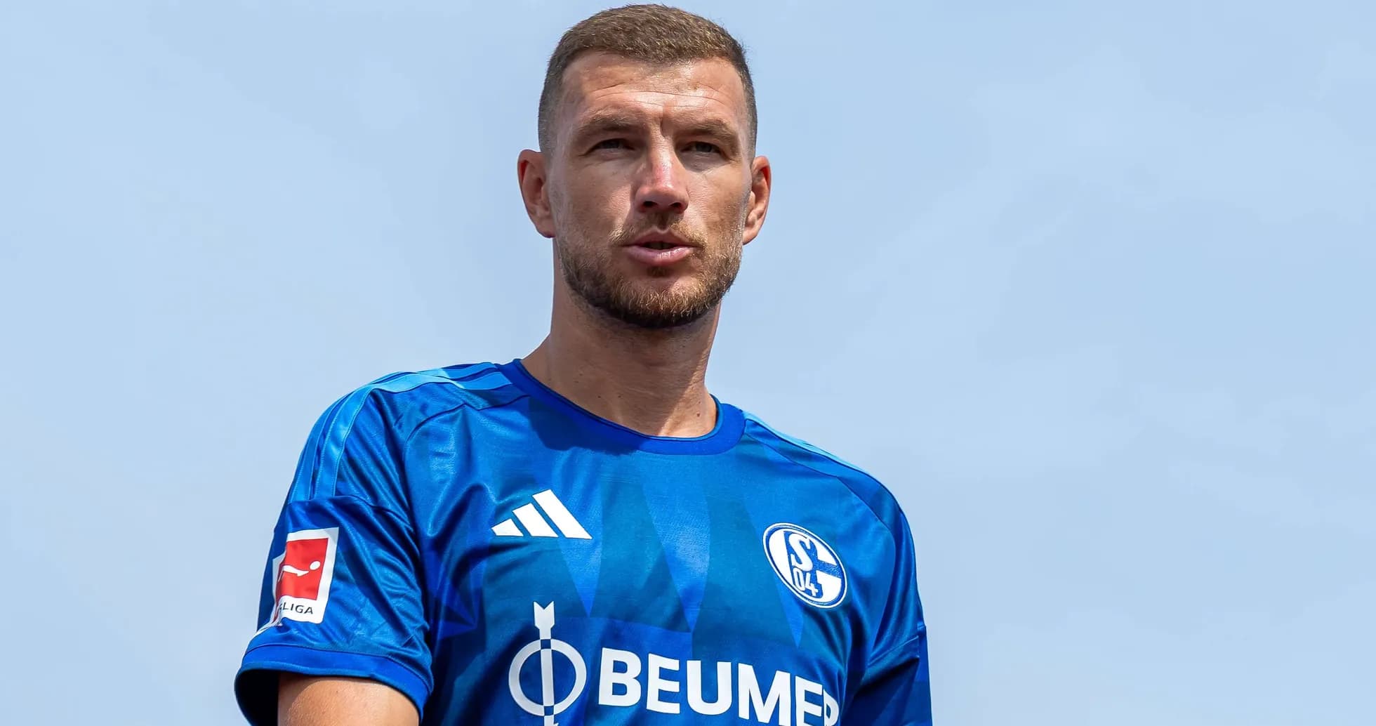 Futbolchi ko'k forma kiygan, sochli erkak Futbolchi ko'k forma kiygan, sochli erkak