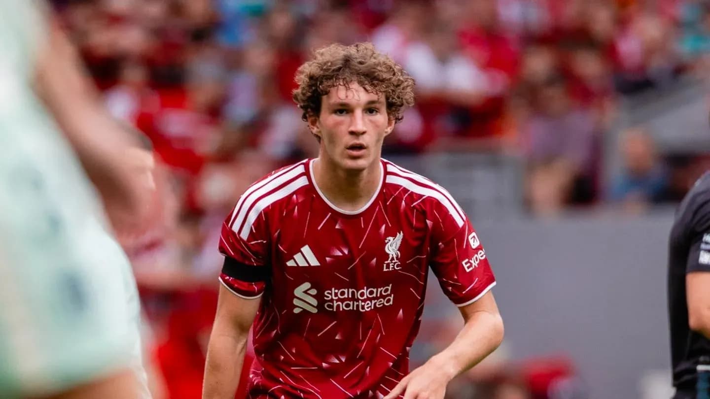 Futbolchi o'yinda Liverpool formasida harakatda Futbolchi o'yinda Liverpool formasida harakatda
