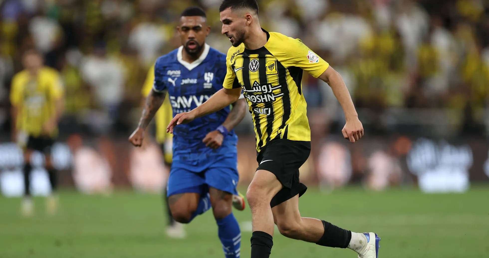 Ittihad va Al-Hilal o'rtasida futbol o'yini Ittihad va Al-Hilal o'rtasida futbol o'yini