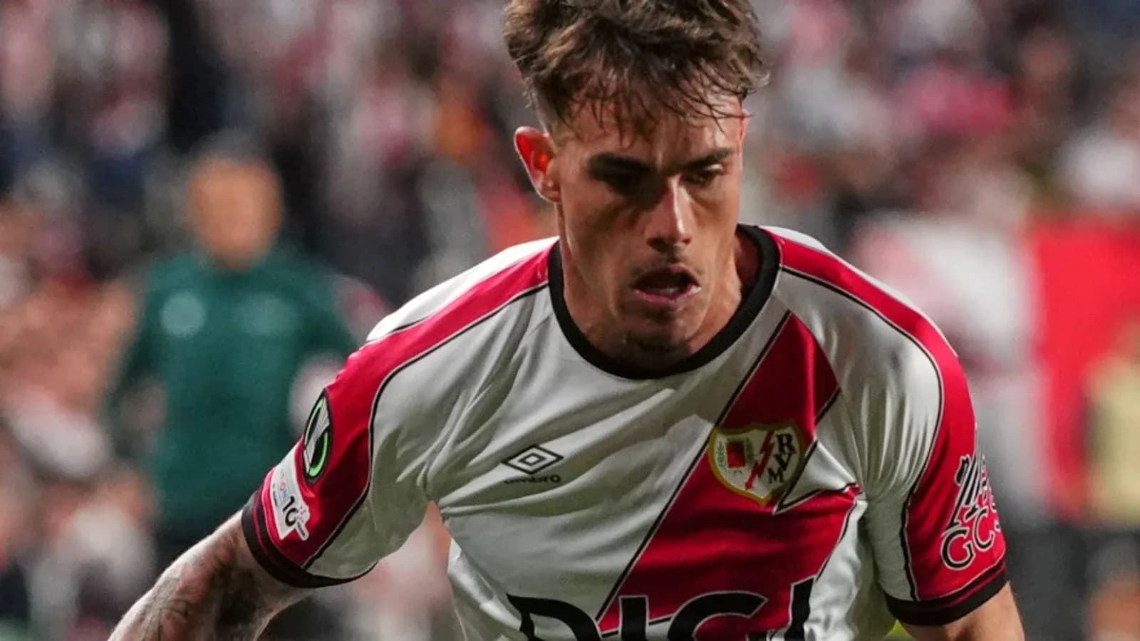 Futbolchi Rayo Vallecano formasida harakatda Futbolchi Rayo Vallecano formasida harakatda