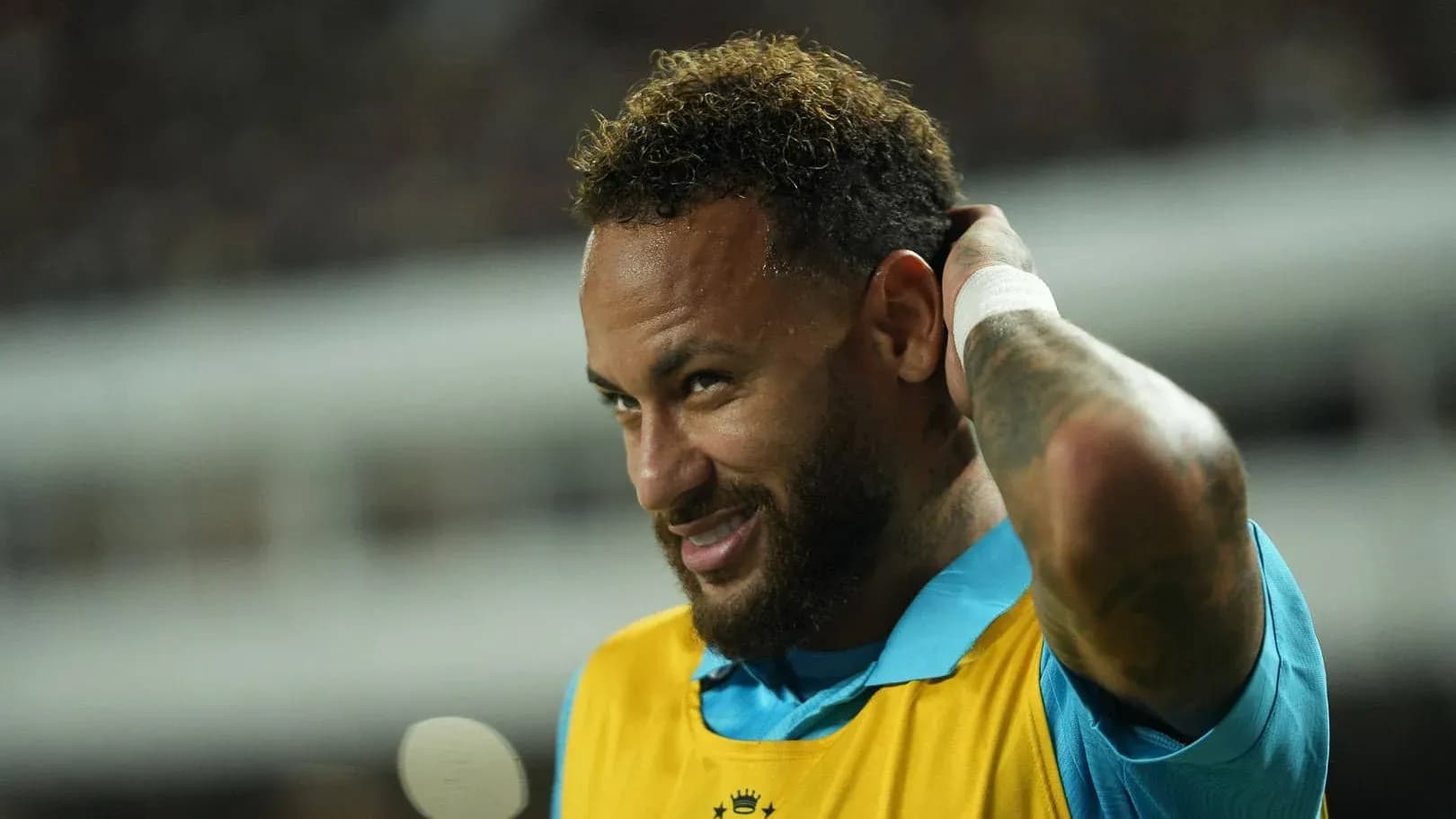 Futbolchi o'yin paytida uslubda turgan Futbolchi o'yin paytida uslubda turgan