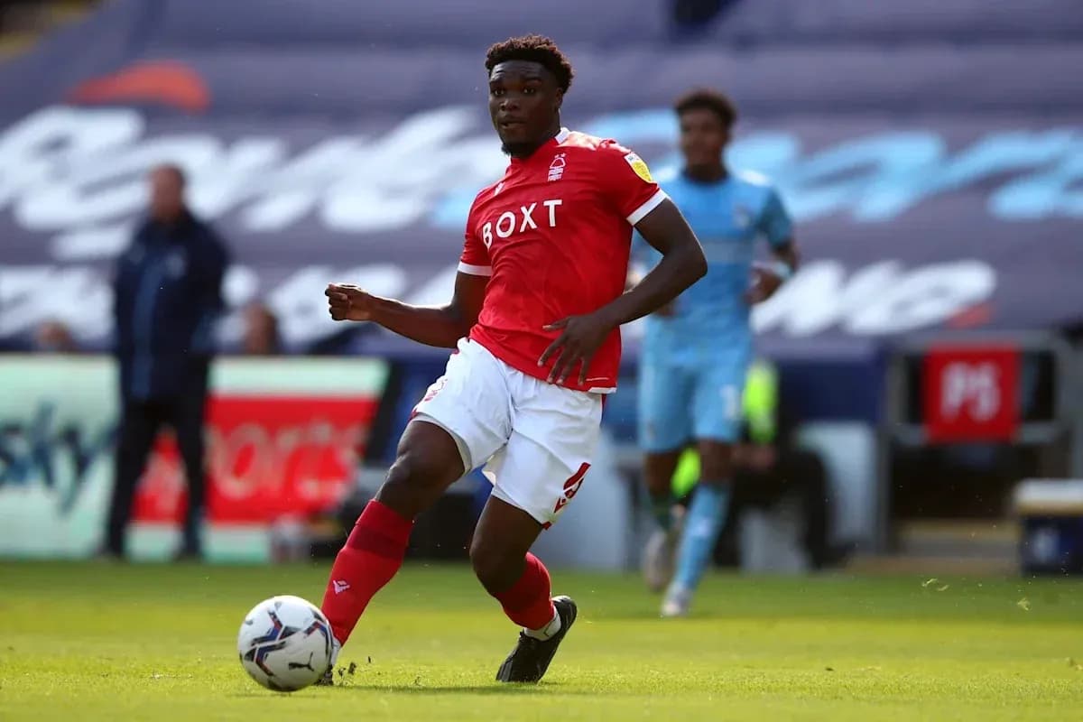 Futbolchi to'pni olib borayotgan payt Futbolchi to'pni olib borayotgan payt