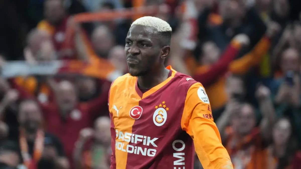 Futbolchi Galatasaray formasida maydonda harakatda Futbolchi Galatasaray formasida maydonda harakatda