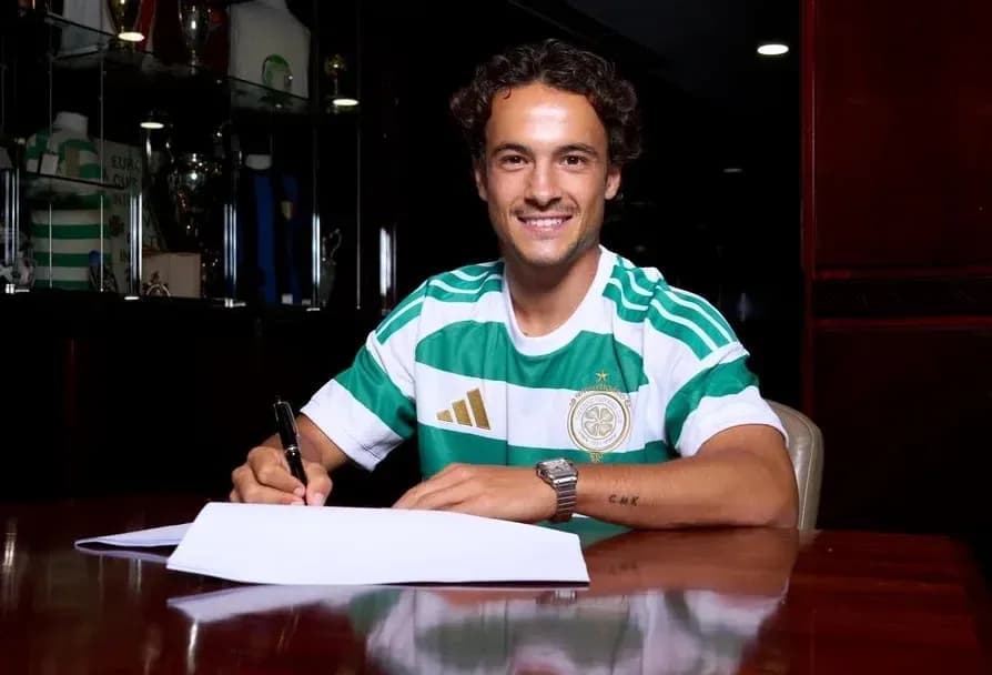 Futbolchi shartnoma imzolayotgan joyda Futbolchi shartnoma imzolayotgan joyda