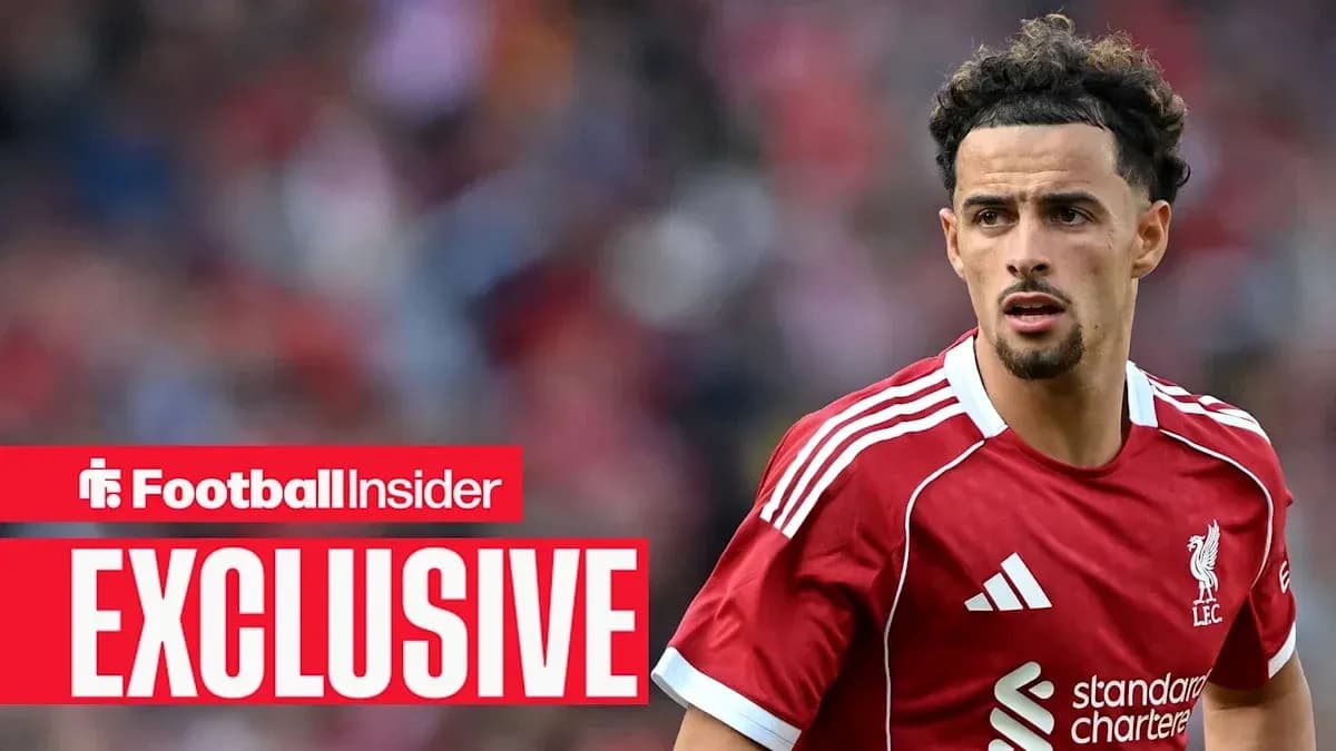 Futbolchi maydonda Liverpool formasida harakatda Futbolchi maydonda Liverpool formasida harakatda