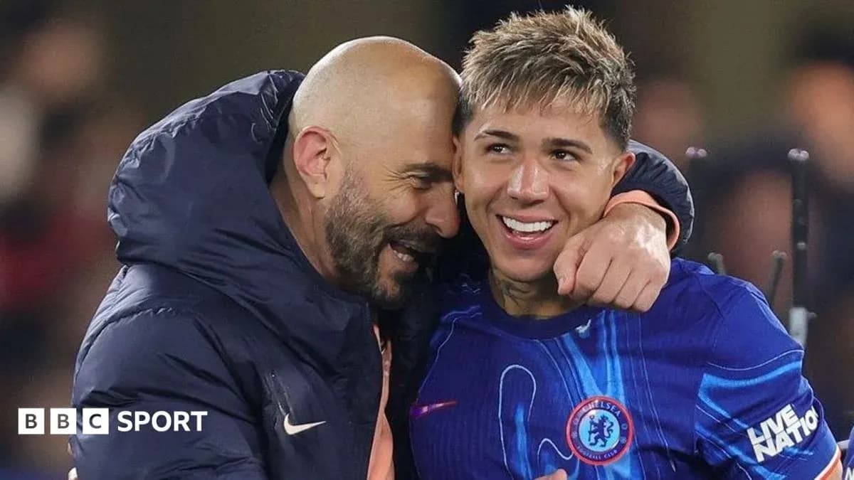 Trener va futbolchi quchoqlashayotgan payt Trener va futbolchi quchoqlashayotgan payt