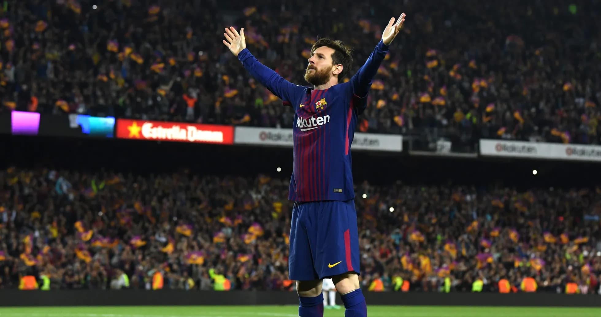 Futbolchi maydonda qo'llarini ko'targan Futbolchi maydonda qo'llarini ko'targan