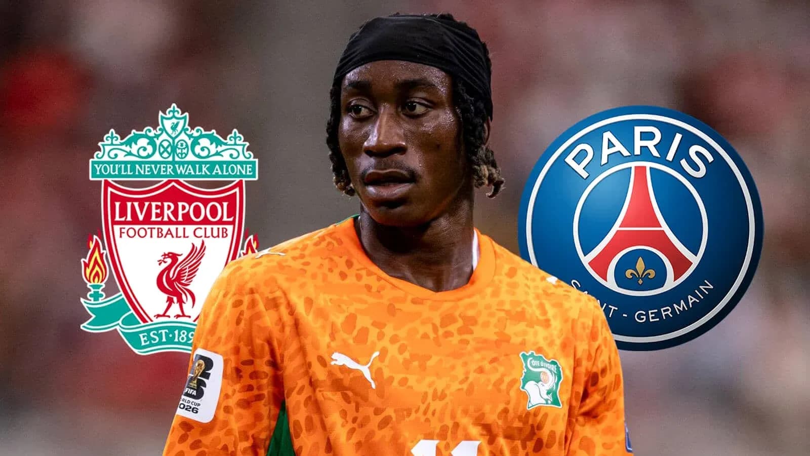 Futbolchi Liverpool va PSG logotiplari bilan Futbolchi Liverpool va PSG logotiplari bilan