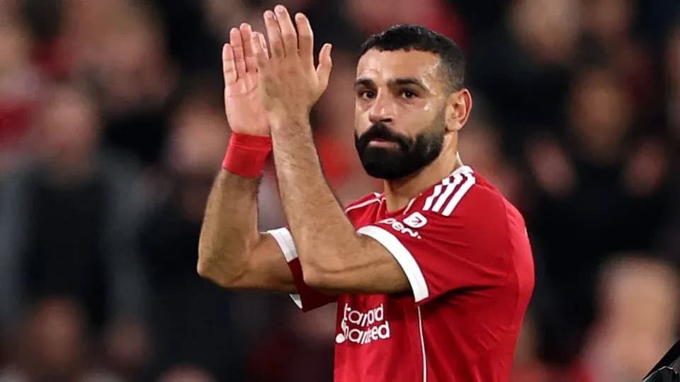 Futbolchi maydonda qo'llarini ko'tarib turgan Futbolchi maydonda qo'llarini ko'tarib turgan
