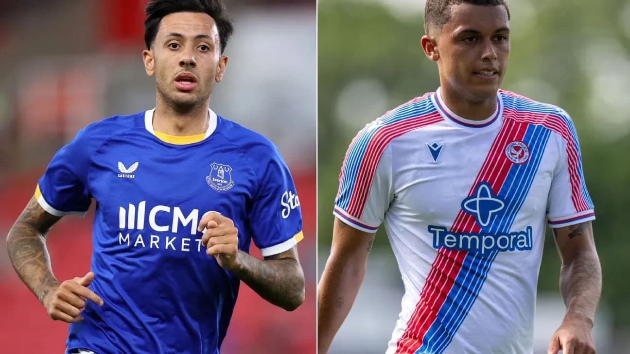 Futbolchilar Everton va Crystal Palace formalarida Futbolchilar Everton va Crystal Palace formalarida