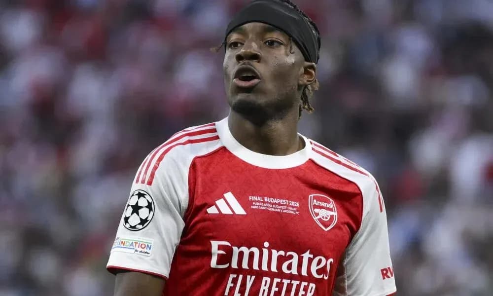 Futbolchi Arsenal formasida o'yin davomida Futbolchi Arsenal formasida o'yin davomida