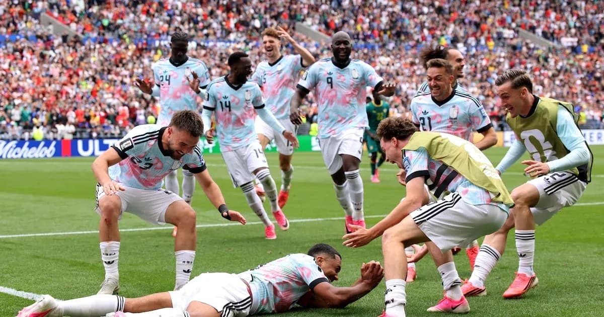 Futbolchilar gollarini nishonlayotgan sahna Futbolchilar gollarini nishonlayotgan sahna