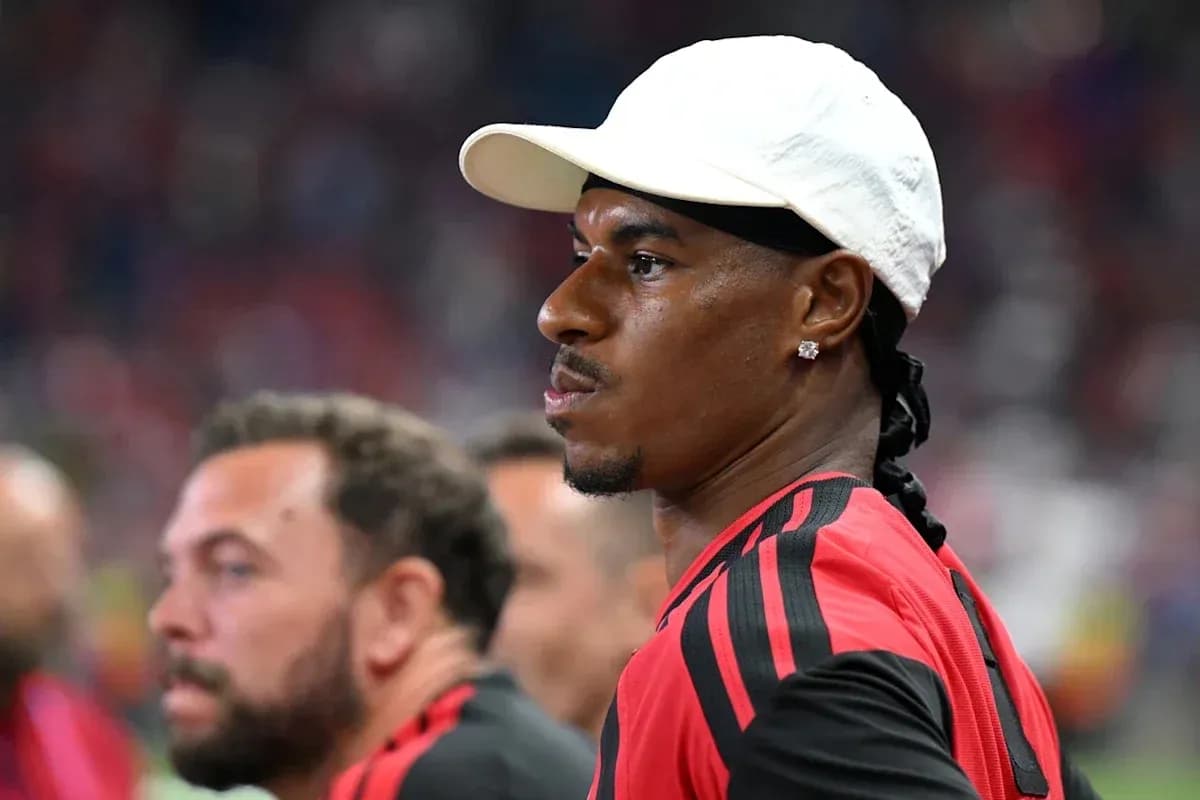 Futbolchi o'yin davomida benchada o'tirgan Futbolchi o'yin davomida benchada o'tirgan