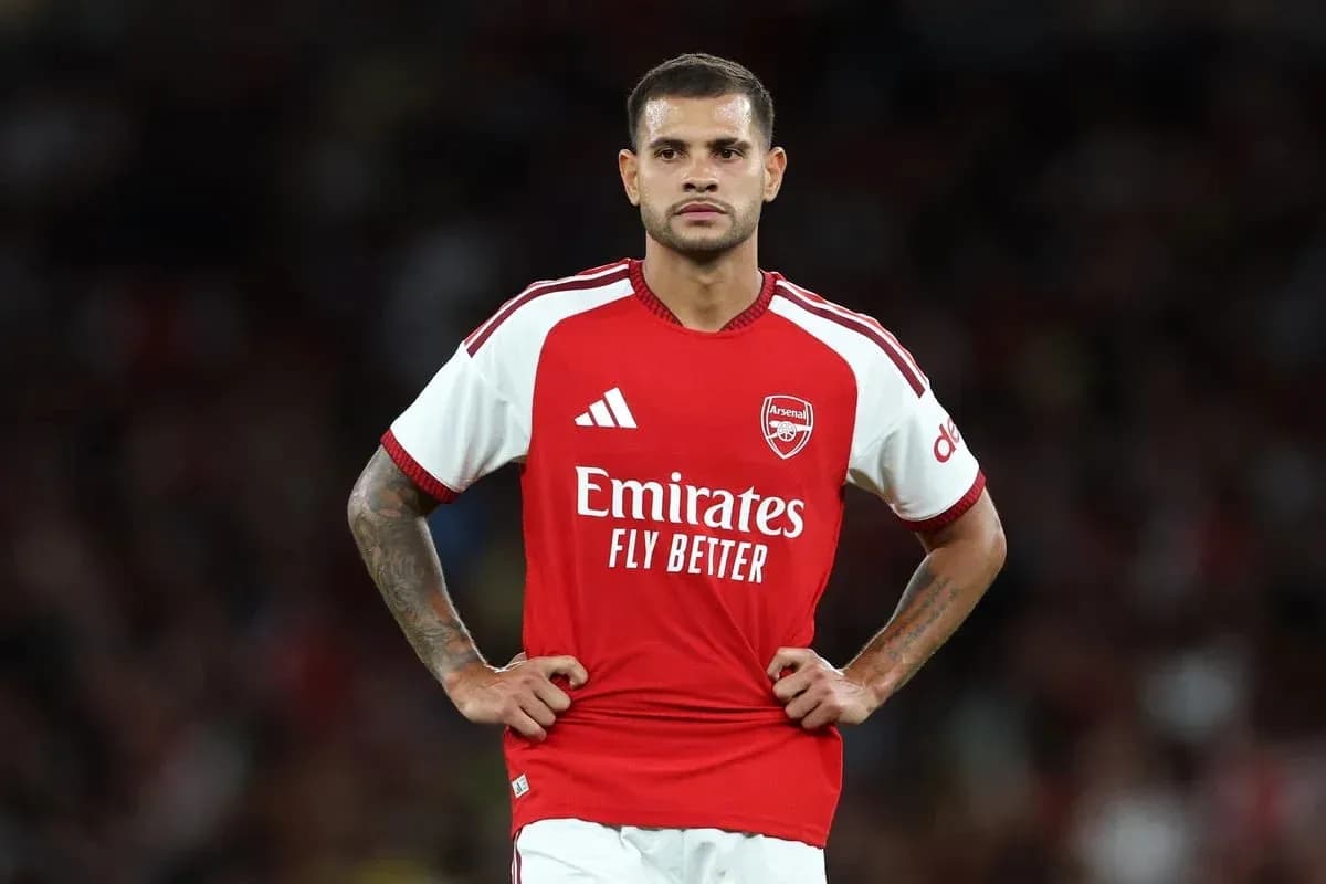 Futbolchi Arsenal formasida maydonda turibdi Futbolchi Arsenal formasida maydonda turibdi