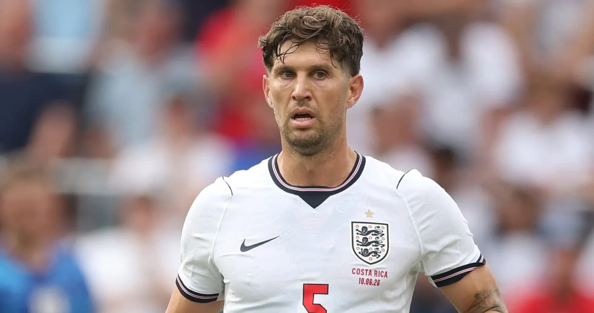 Futbolchi maydonda harakatda, Englands formasi kiygan Futbolchi maydonda harakatda, Englands formasi kiygan