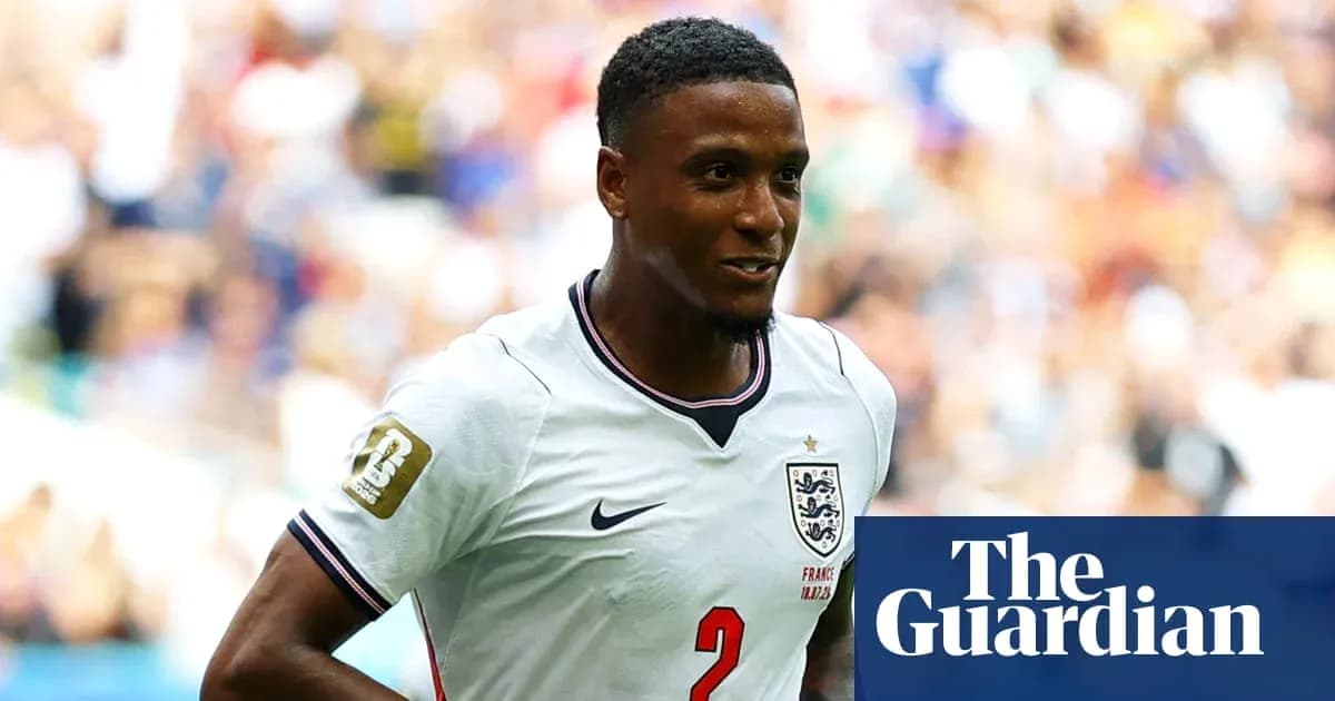 Futbolchi maydonda harakatda, England formasi kiygan Futbolchi maydonda harakatda, England formasi kiygan
