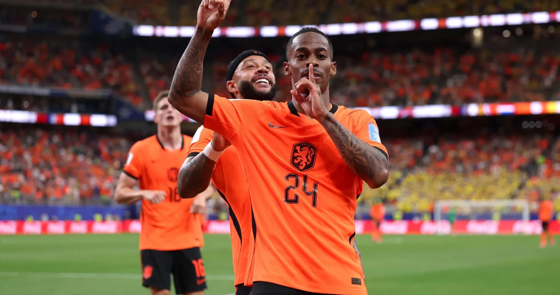 Hollandiya futbolchilari gol urishdan keyin nishonlayapti Hollandiya futbolchilari gol urishdan keyin nishonlayapti