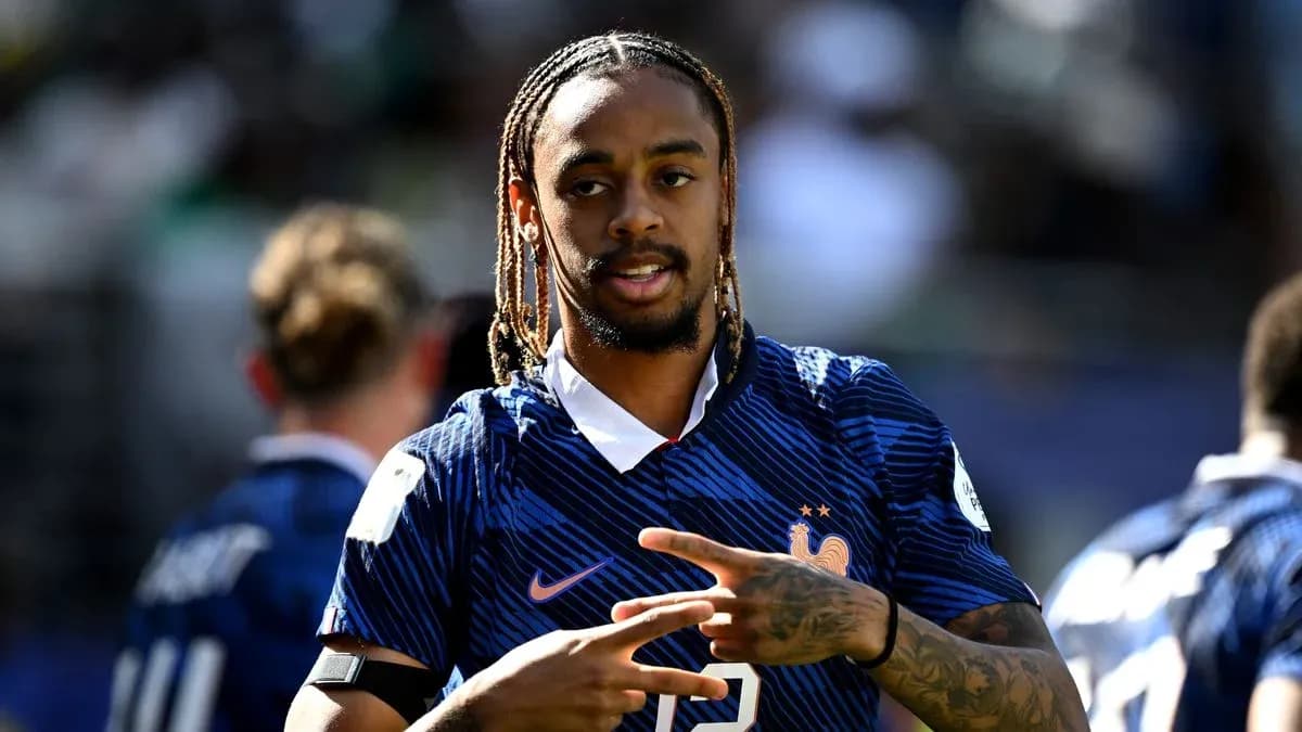 Futbolchi Fransiya formasi bilan maydonda Futbolchi Fransiya formasi bilan maydonda