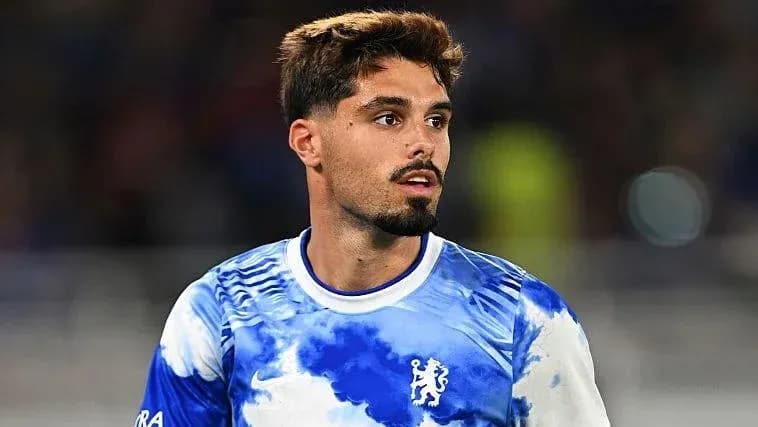 Futbolchi Chelsea formasi bilan maydonda Futbolchi Chelsea formasi bilan maydonda