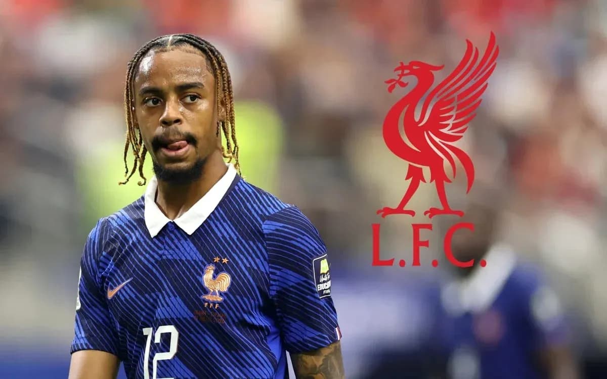 Futbolchi Fransiya formasida, Liverpool logosi fonida Futbolchi Fransiya formasida, Liverpool logosi fonida
