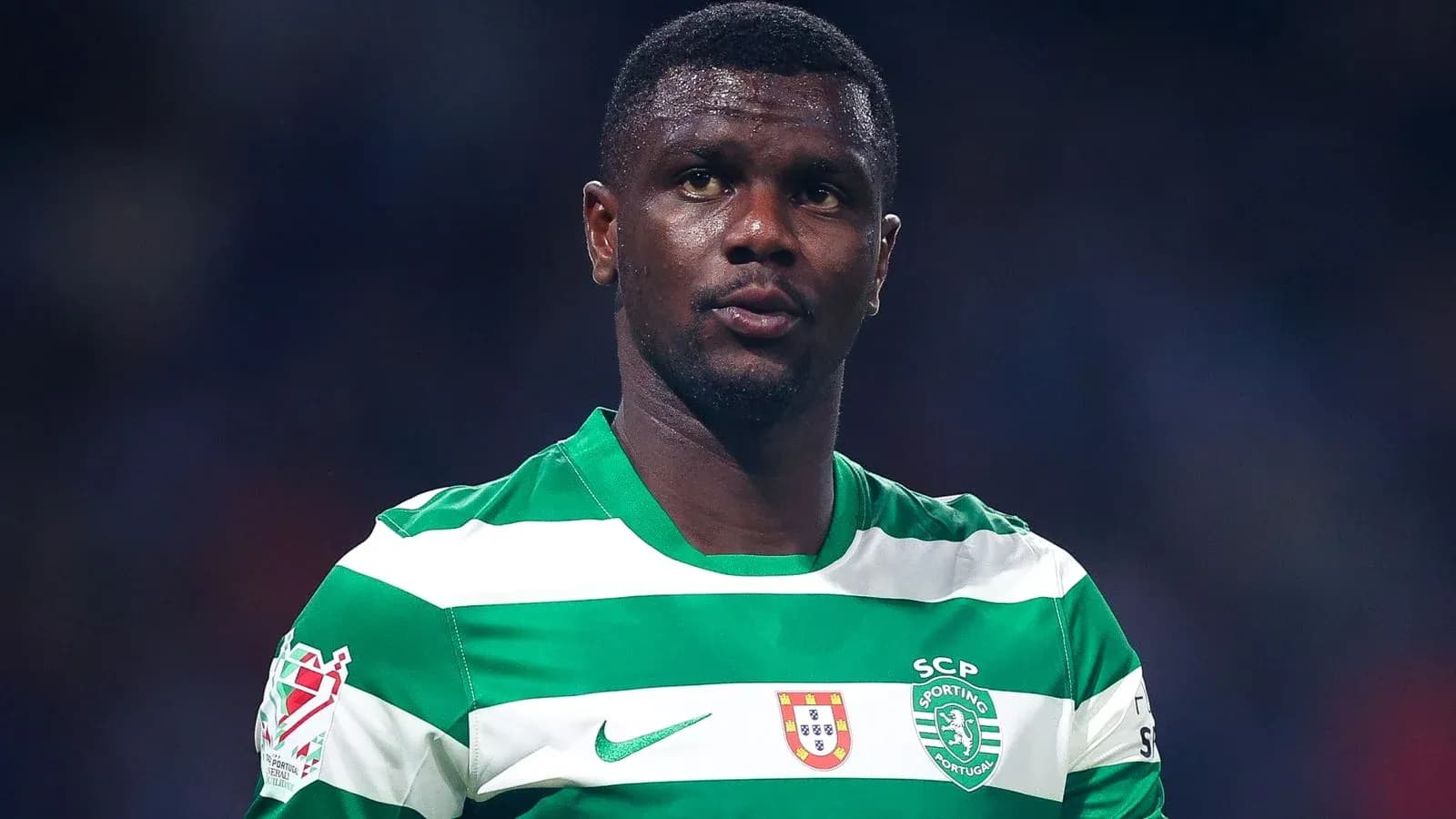 Futbolchi Sporting Lisboa formasi kiyib turgan Futbolchi Sporting Lisboa formasi kiyib turgan
