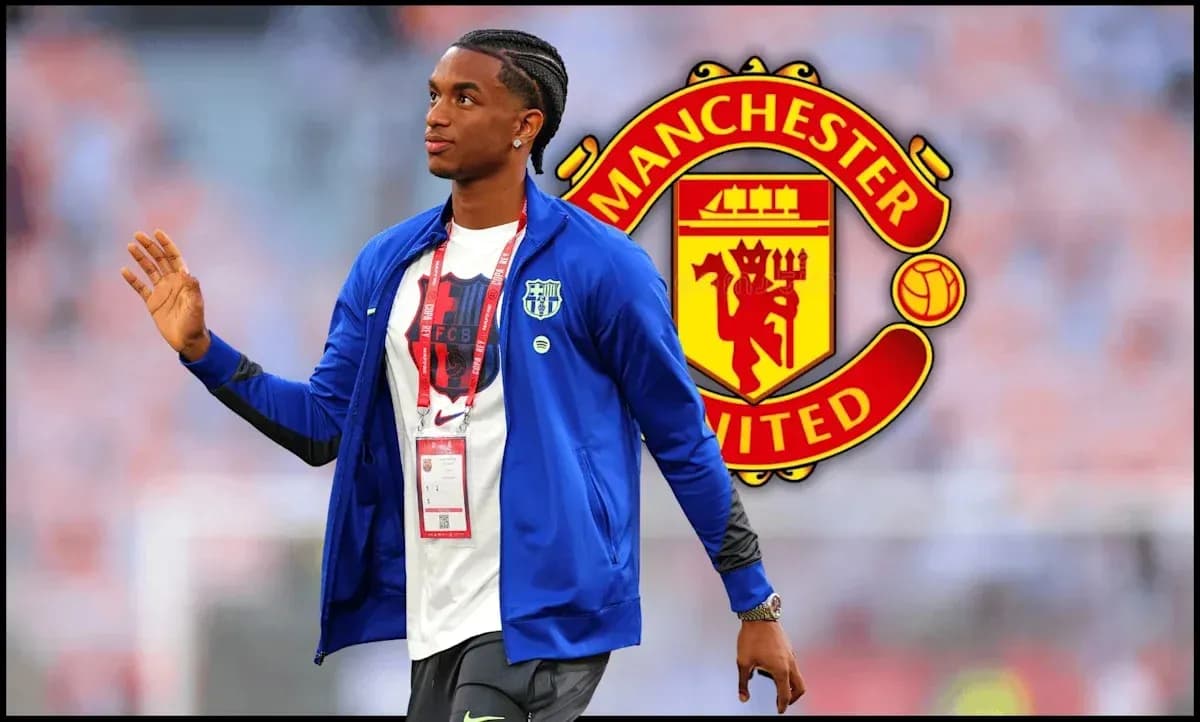 Futbolchi Manchester United logosi oldida yurmoqda Futbolchi Manchester United logosi oldida yurmoqda
