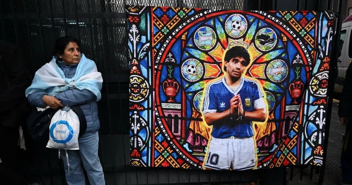 Ayol futbolchi Diego Maradona tasvirlangan rasm Ayol futbolchi Diego Maradona tasvirlangan rasm