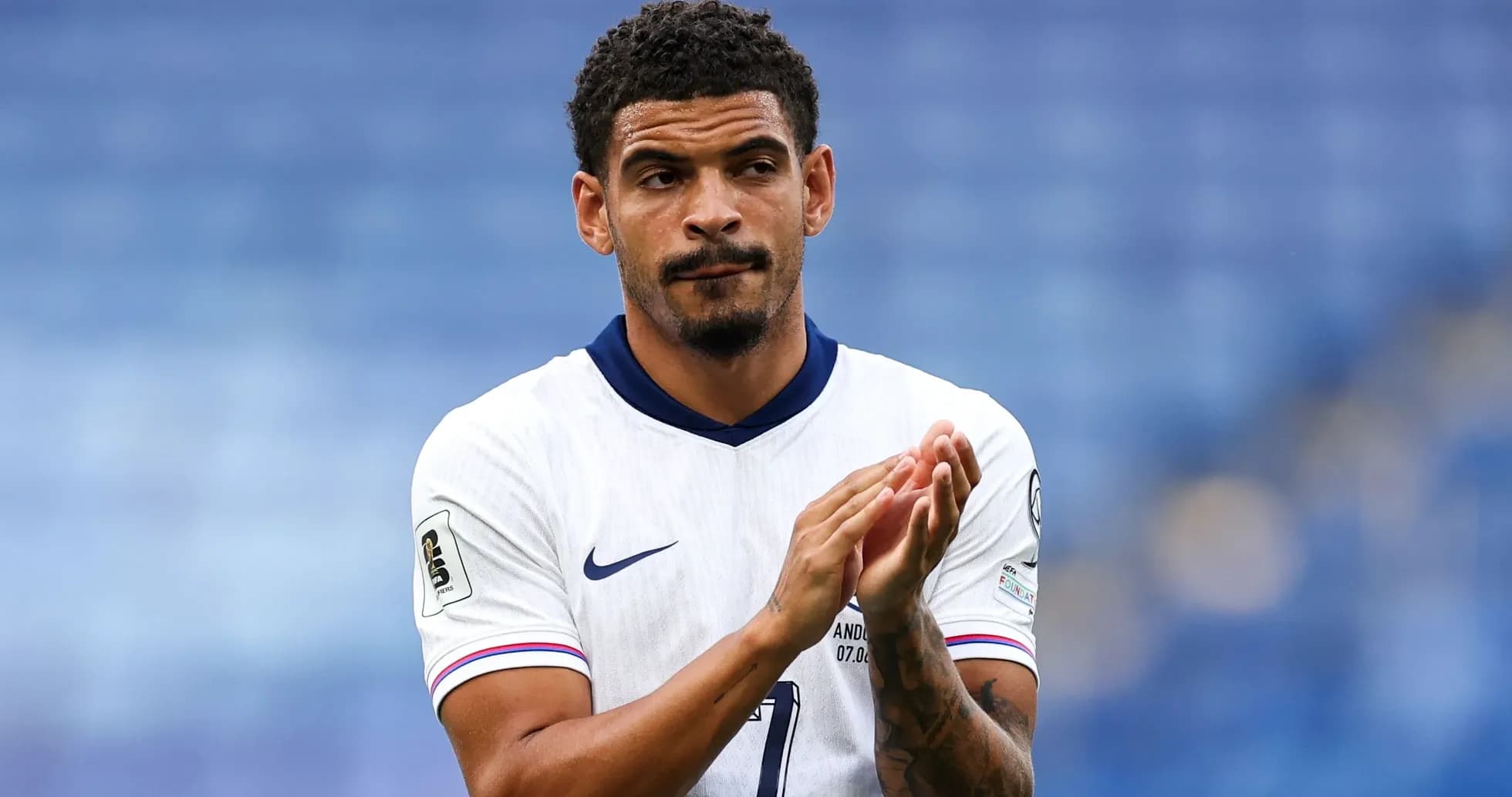 Futbolchi maydonda qo'llarini chalqanayotgan Futbolchi maydonda qo'llarini chalqanayotgan