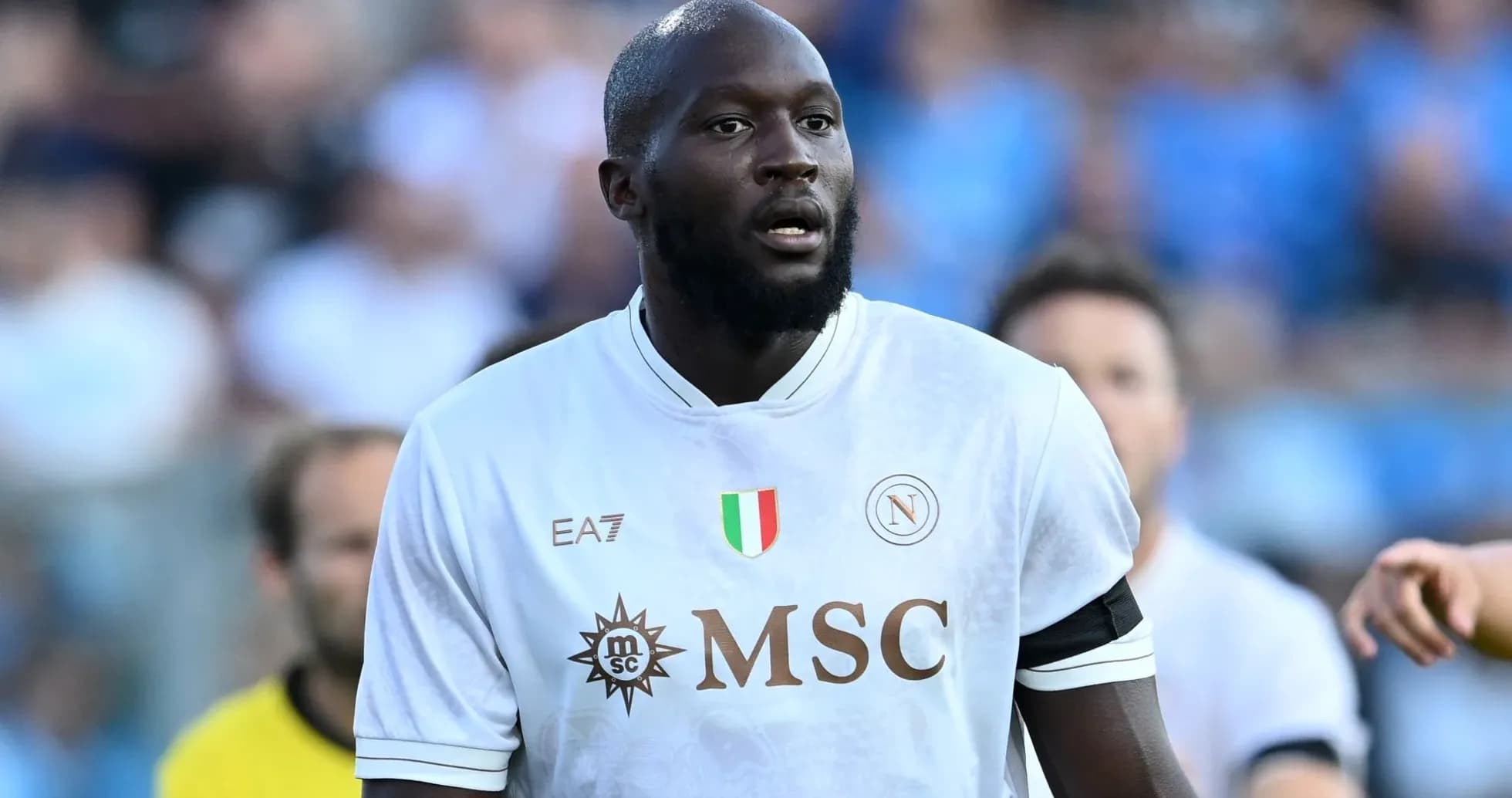 Futbolchi maydonda, Napoli formasi kiygan Futbolchi maydonda, Napoli formasi kiygan