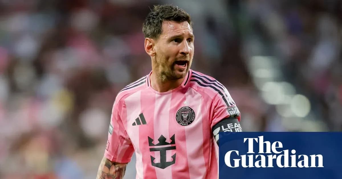 Futbolchi maydonda pink forma kiygan Futbolchi maydonda pink forma kiygan