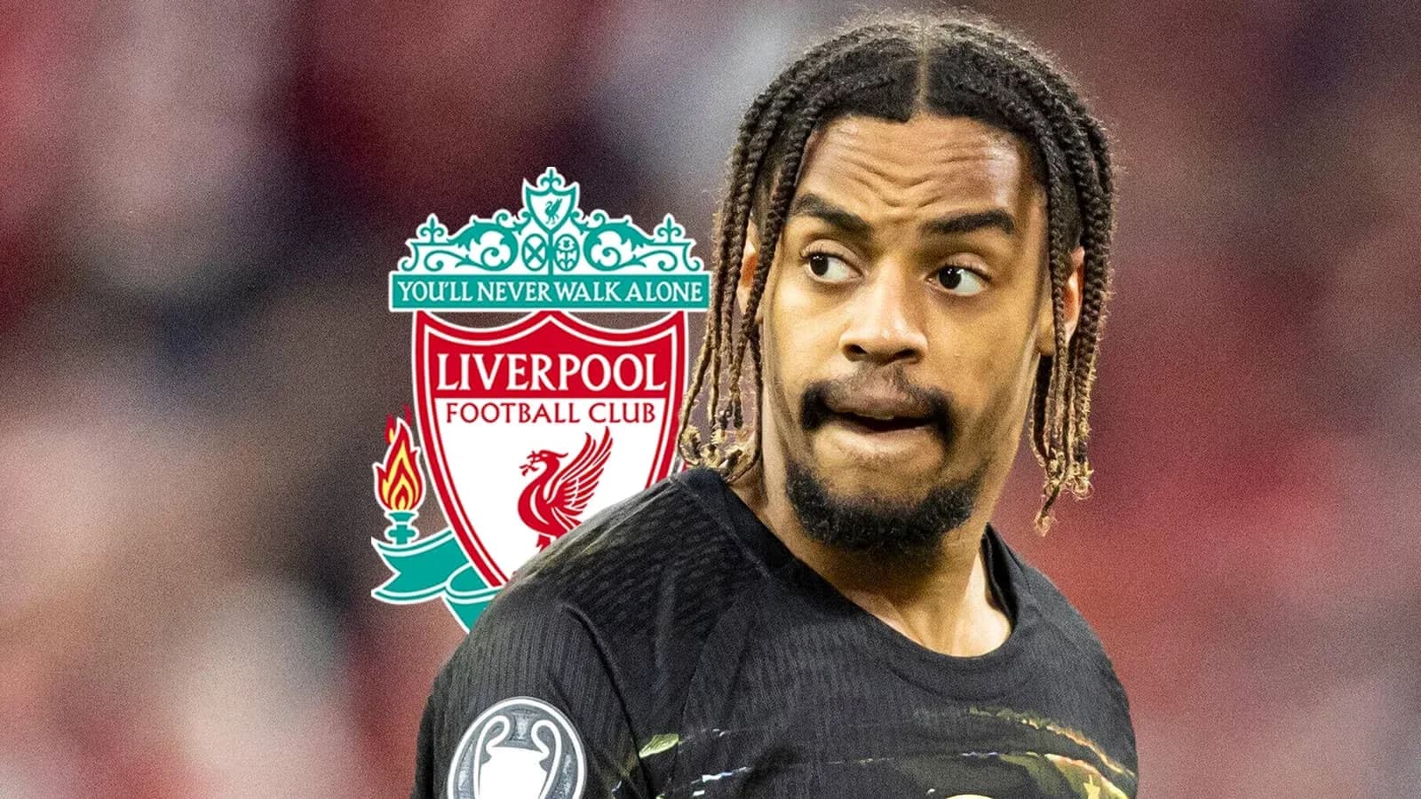 Futbolchi Liverpool emblemasi bilan maydonda Futbolchi Liverpool emblemasi bilan maydonda
