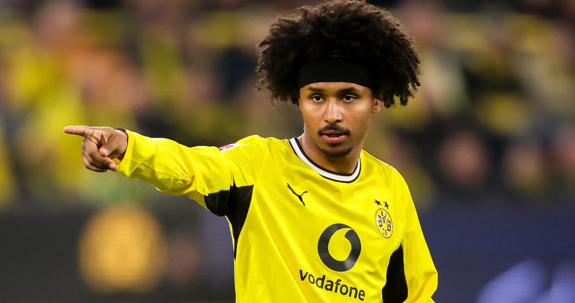 Futbolchi maydonda ko'rsatma berayotgan holatda Futbolchi maydonda ko'rsatma berayotgan holatda
