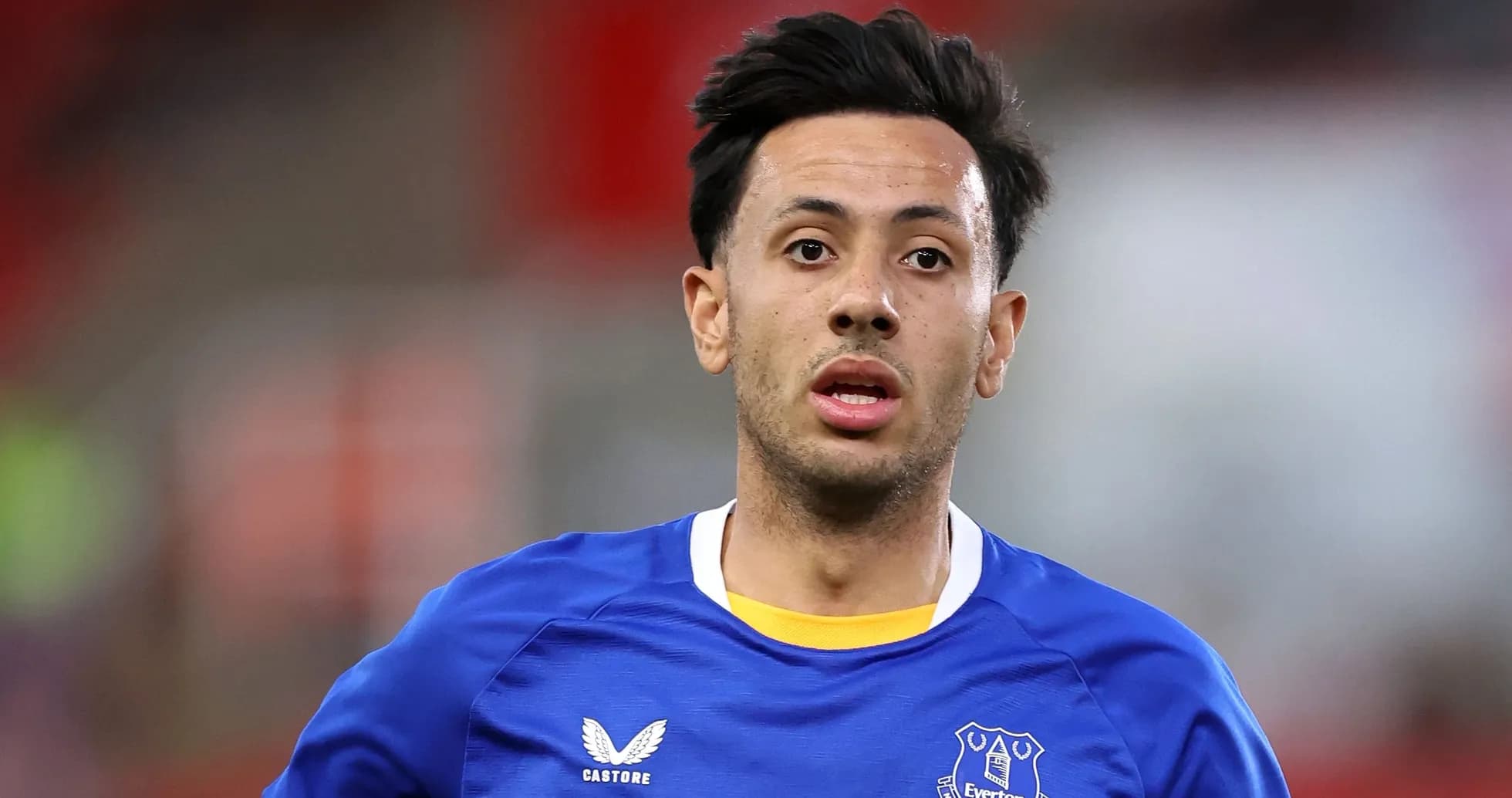 Futbolchi Everton formasi bilan maydonda yurmoqda Futbolchi Everton formasi bilan maydonda yurmoqda
